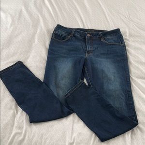 ♦️ 3 for $15 ♦️ Tahari blue wash jeans- midrise